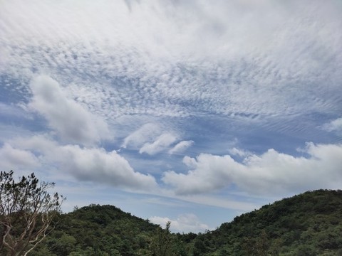 藍(lán)天白云與遠(yuǎn)山