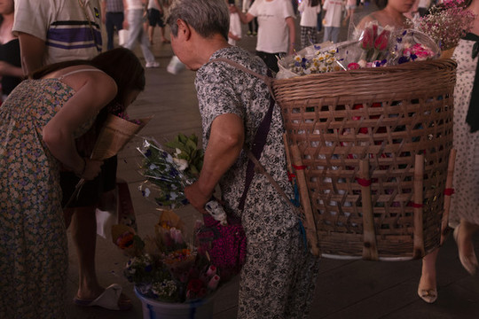 賣花的老人