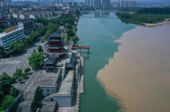 長(zhǎng)江清江涇渭分明