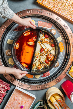 菌湯麻辣鴛鴦鍋
