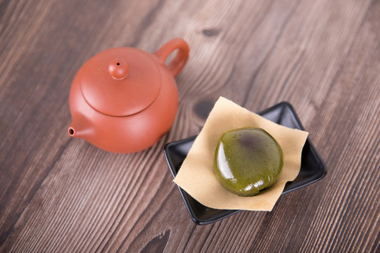 一個清明節(jié)的青團子和紫砂壺