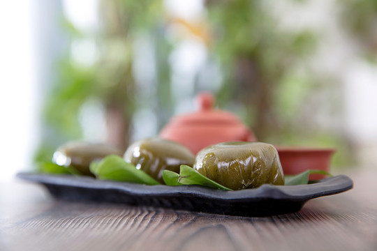 一盤清明節(jié)的食物糯米艾草青團