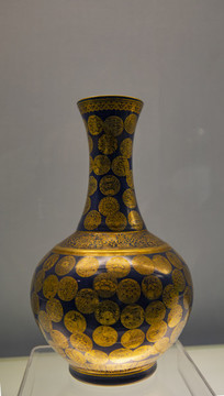 清光緒景德鎮(zhèn)窯藍(lán)地金彩團(tuán)花紋瓶