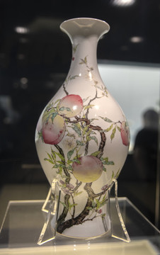 清雍正景德鎮(zhèn)窯粉彩蝠彩桃紋瓶