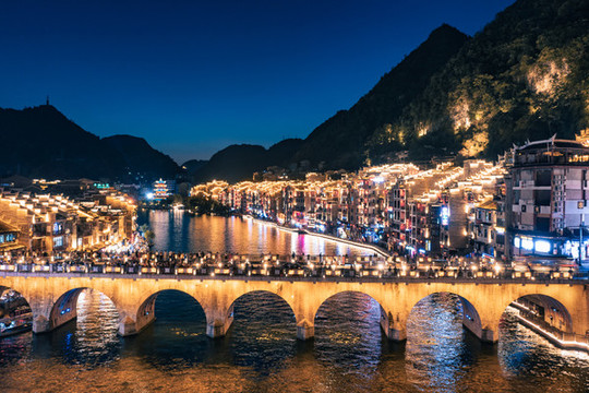 貴州鎮(zhèn)遠古鎮(zhèn)夜景