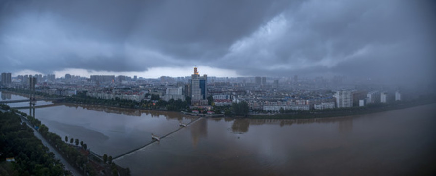 狂風(fēng)暴雨中的城市全景圖