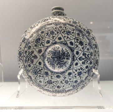 明宣德景德鎮(zhèn)窯青花花卉紋臥壺