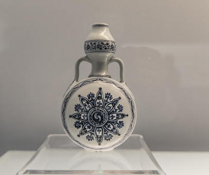 明宣德景鎮(zhèn)窯青花纏枝花卉紋執(zhí)壺
