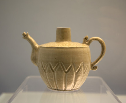 遼代青釉刻花執(zhí)壺