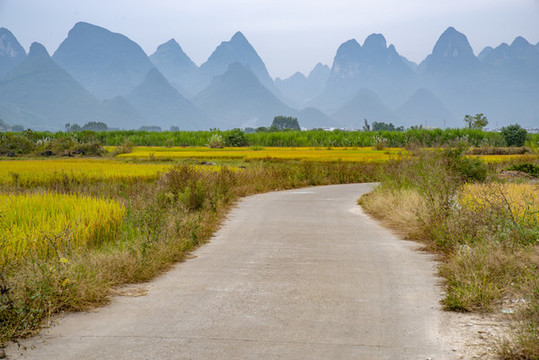 鄉(xiāng)村小路遠(yuǎn)山風(fēng)景