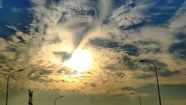 黃昏的光芒天空云朵