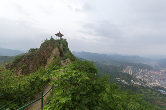 鳳冠山與丹鳳縣城