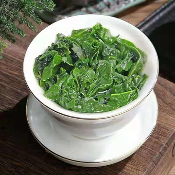 杯碟中泡的綠茶