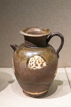 唐代壽州窯醬釉漏花執(zhí)壺