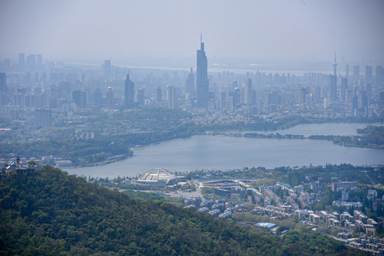 紫金山上俯瞰南京玄武湖城市風(fēng)光