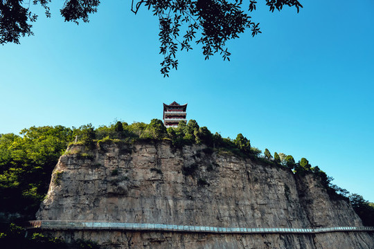 云臺(tái)山茱萸峰玻璃棧道