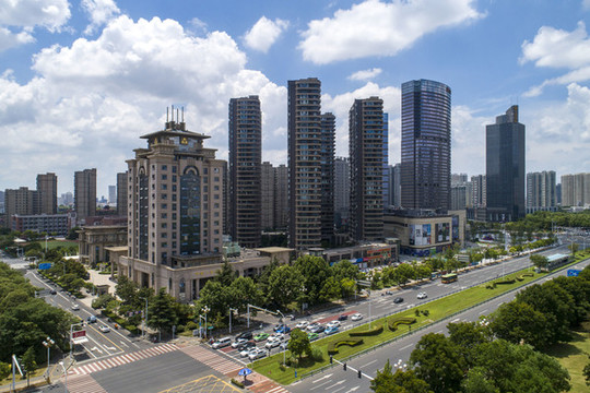 藍天白云下的城市