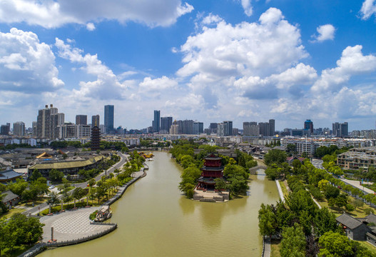 藍(lán)天白云下的城市
