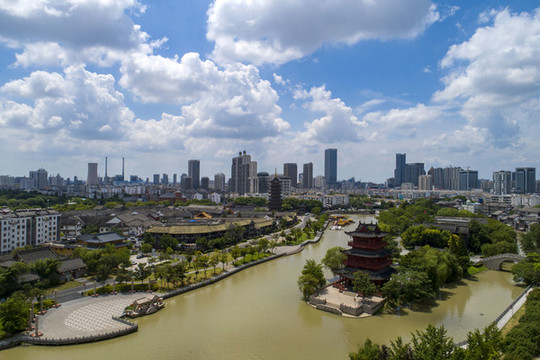藍天白云下的城市