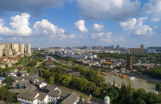 藍天白云下的運河城市