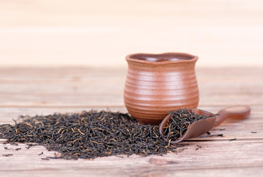 一杯紅茶和茶葉