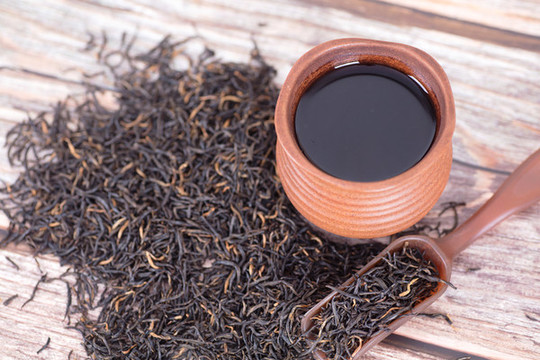 一杯紅茶和茶葉