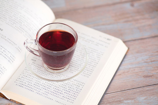 翻開圖書上的一杯紅茶