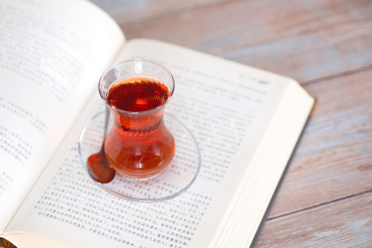 翻開圖書上的一杯土耳其紅茶