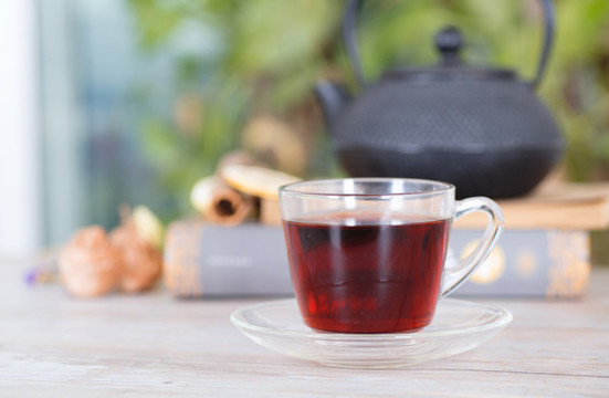 一杯紅茶和后面的茶壺