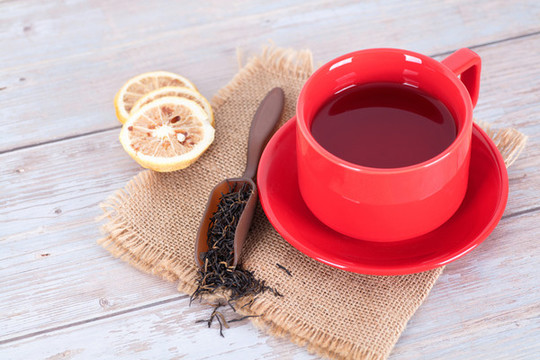 一杯茶水及茶葉和檸檬片