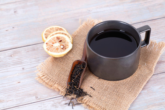 一杯茶水及茶葉和檸檬片