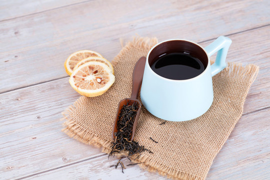一杯茶水及茶葉和檸檬片