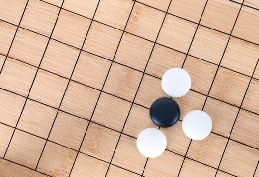 俯視棋盤上的圍棋子