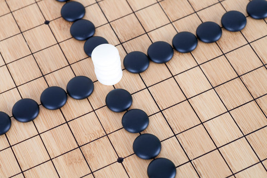 黑白圍棋子擺成的十字形狀