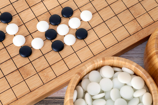 棋盤上的棋子和裝滿棋子的木盒