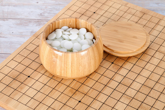 棋盤上盛滿棋子的棋盒