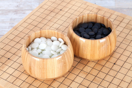 棋盤上盛滿棋子的棋盒