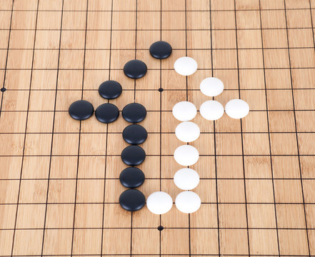 黑白棋子棋盤上組成的箭頭符號