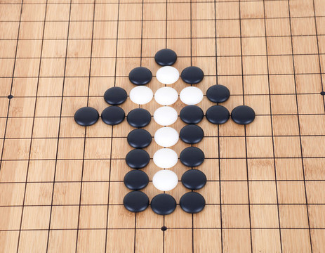 黑白棋子棋盤上組成的箭頭符號
