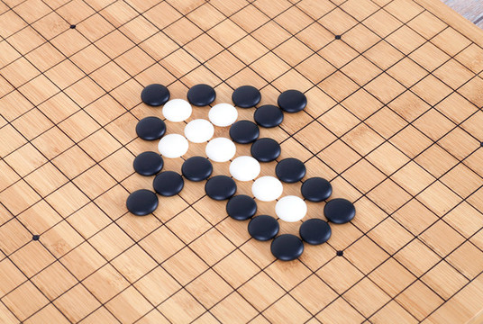 黑白棋子棋盤上組成的箭頭符號