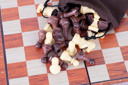 棋盤上散落的國(guó)際象棋棋子