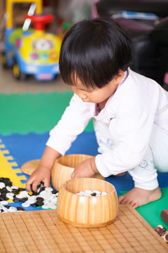 玩圍棋棋子的小女孩