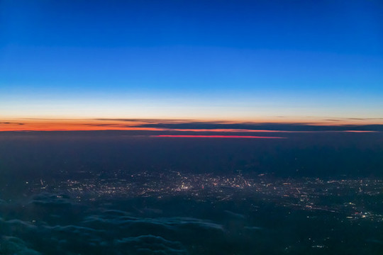 夜晚從飛機(jī)上看外面的城市