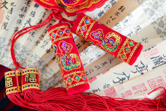 中國(guó)紙扇和上面的傳統(tǒng)裝飾品