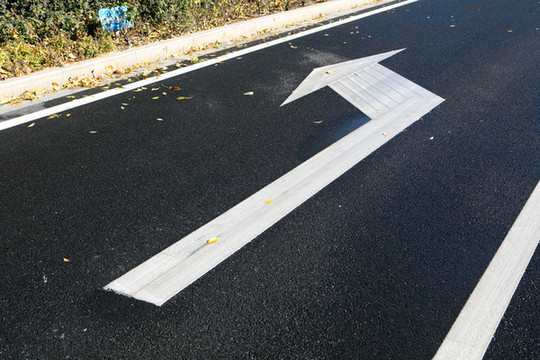 公路地面以及上面的標線
