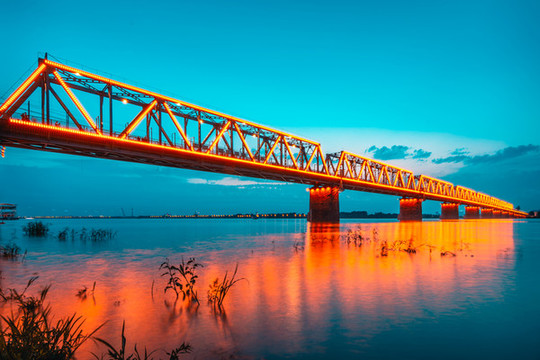哈爾濱松花江鐵路橋夜景