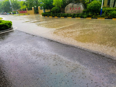 傾盆大雨