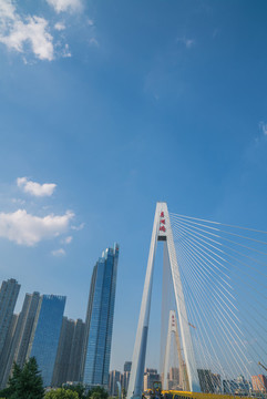 仰拍武漢月湖大橋的局部特寫細節(jié)