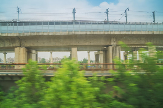 飛馳的高鐵和高速公路和鐵道