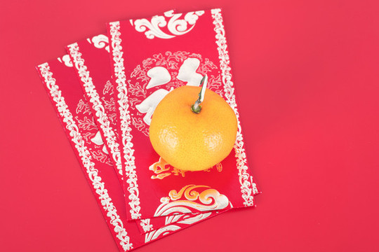 紅背景上的桔子和紅包